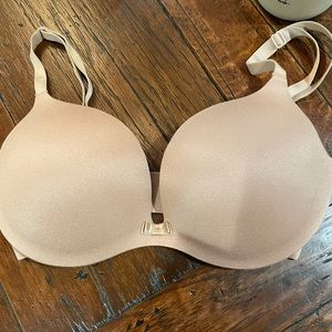 Victoria’s Secret padded plunge 32DD nude